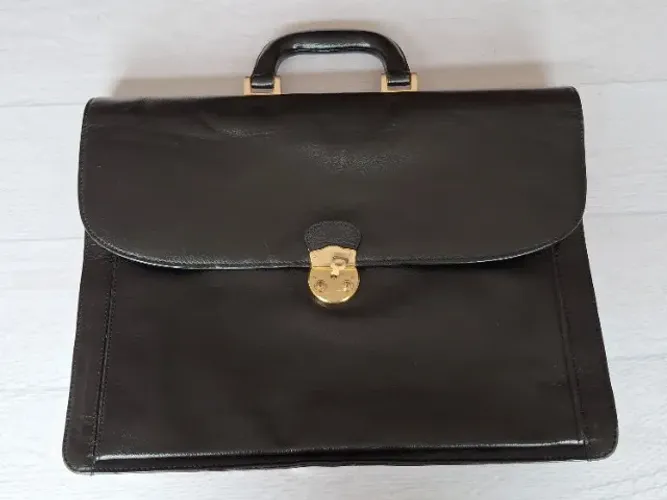 Pasta Executiva Vintage de Couro Legítimo Preto com Detalhes em Dourado