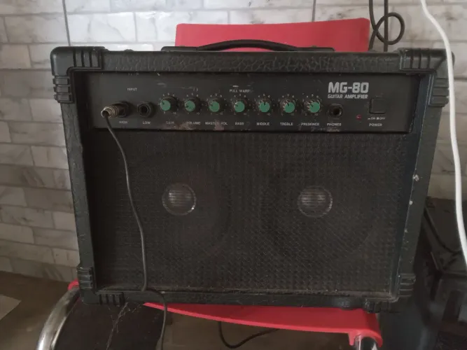 Amplificador guitarra mg80