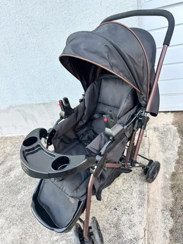 Carrinho de bebê e bebê conforto