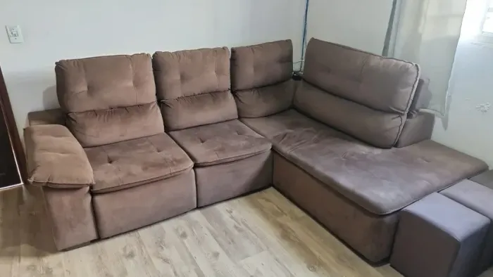 Sofá marrom com chaise - 2,60 x 2,00. Não entrego e não aceito troca.