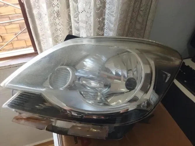 Farol original cromado lado esquerdo do Cobalt 2011 a 2016