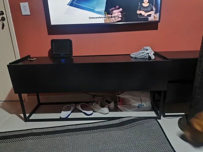 Bancada Tv Basculante Preta E Tubos Preto Fosco Carraro<br><br>Móveis Carraro