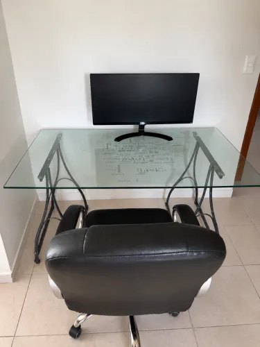 Mesa para escritório. Tampo de vidro.