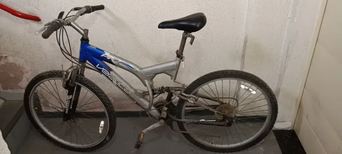 Vendo 2 Bicicletas.1 Masculino,1 Feminina. Semi Novas de Alumínio.