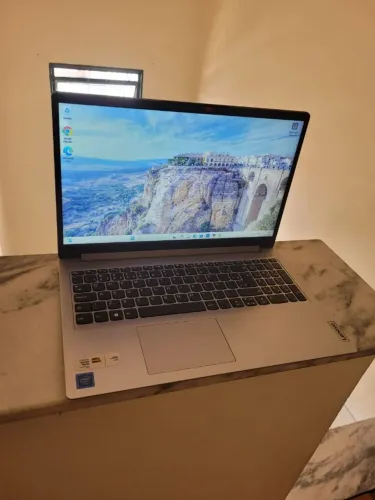 Notebook ótimo estudos trabalho tela grande