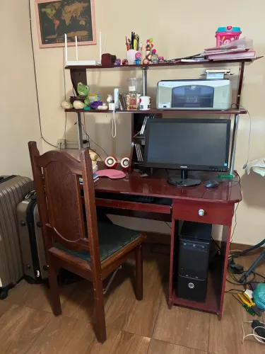 Escrivaninha de madeira com estante + cadeira