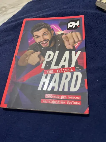 Livro Play hard jogando pra vencer na vida e no YouTube
