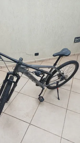 bicicleta aro 29 da marca KSW 24 marchas com pezinho na cor grafite.