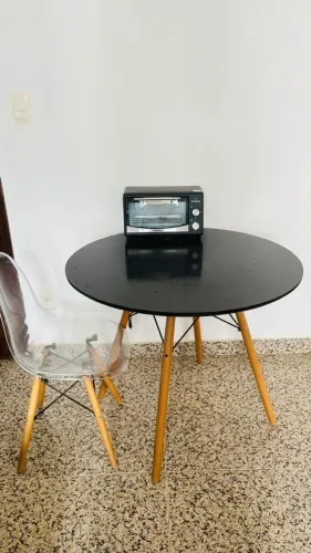 Jogo de Mesa Redonda Preta + 2 Cadeiras Transparentes Estilo Eames