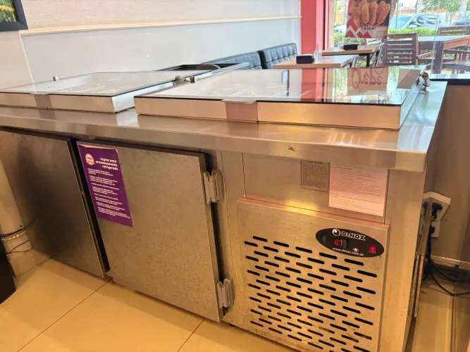 Balcão expositor de acompanhamento para sorveteria ou acaiteria