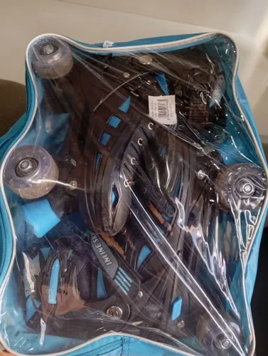 Vendo patins semi novo ,usado somente uma vez ,o patins e ajustável, ele é do 39 ao 42