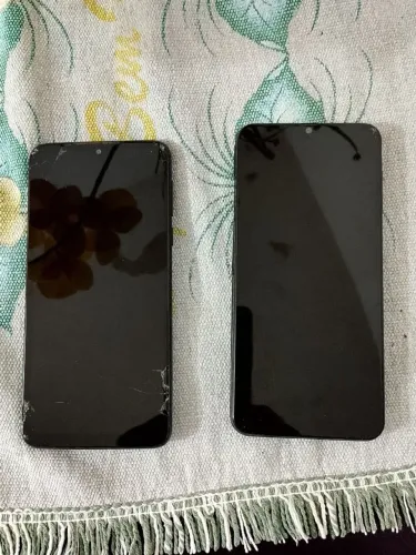 Dois celulares quebrado, Motorola e Samsung