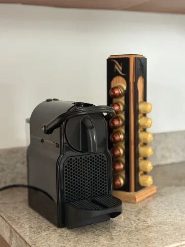 Cafeteira Nespresso + Suporte e 18 Cápsulas