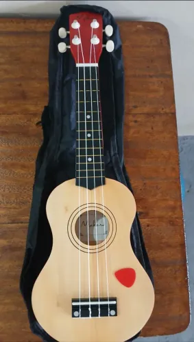 Ukulele Mahanu com Capa e Palheta - Ótimo para Iniciantes
