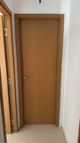 PORTA AMADEIRADA COMPLETA (acompanha caixa e as dobradiças)