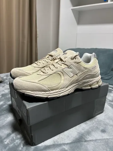 Tênis New Balance 2002R - ML2002RE bege novo 44