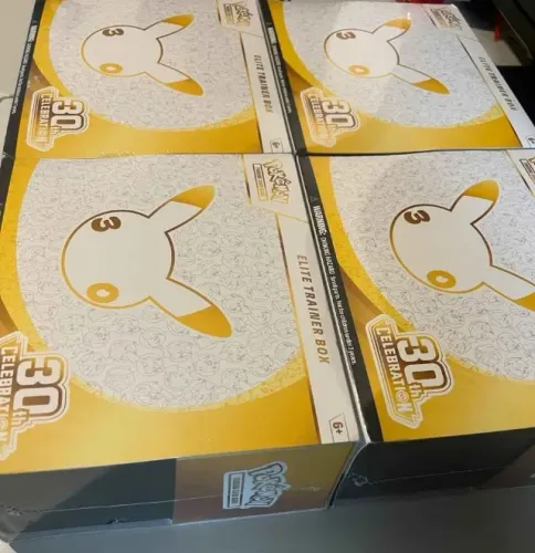 (1x) Un - Elite Trainer Box de 30 Anos inglês - Lacrada