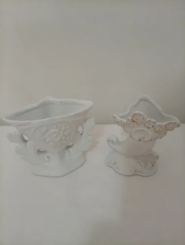 2 Vasos Floreiras Porcelana Branca com Detalhes em Relevo anos 50