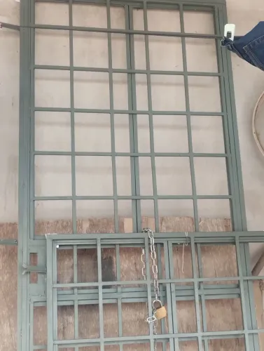 Vendo uma porta em ferro e uma janela em ferro 