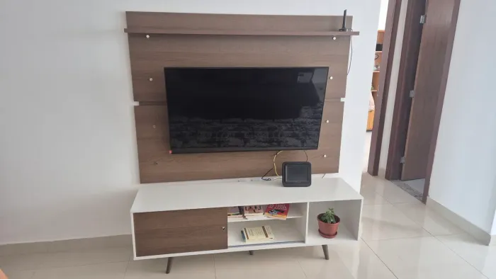 Rack Madesa Dubai + Painel + suporte articulado TV Até 65 Pol Com Pés - Branco/rustic