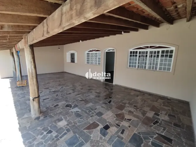 Casa com 3 quartos, sendo 1 suíte disponível para locação no bairro Cidade Jardim em Uberl