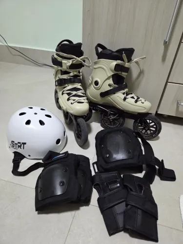 Patins n° 40 - Bota FR3 Areia + Base Traxart 125mm + Rodas 88A + Equipamento de proteção