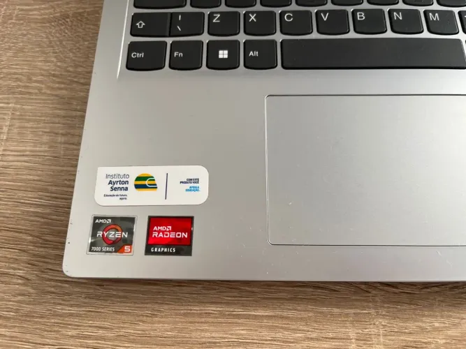 Lenovo IdePad - Ryzen 5 7520U, 8GB ram, 256gb SSD