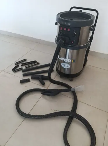 Máquina de limpeza a vapor e extratora pra limpeza de estofados  lavor Gv Etna pro