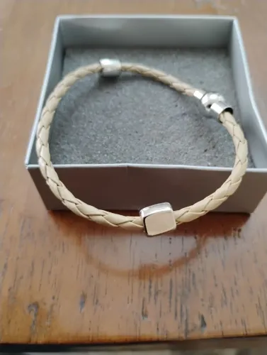 Pulseira couro sintético cru trançado com detalhes preta femijjna