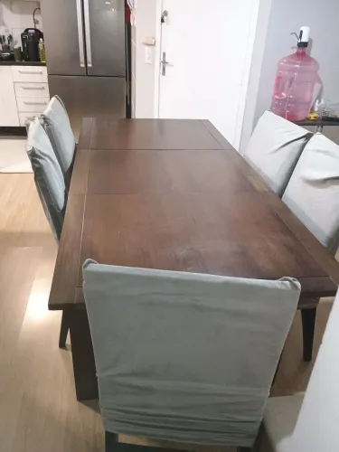 Mesa retrátil com 6 cadeiras (madeira maciça)
