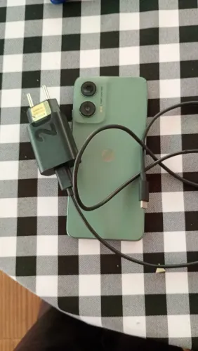 Moto g35 5g 256gb 8 de ram pega NFC vai carregador dele original
