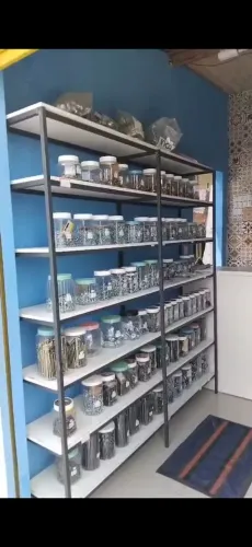 Vende-se .prateleiras e mercadorias