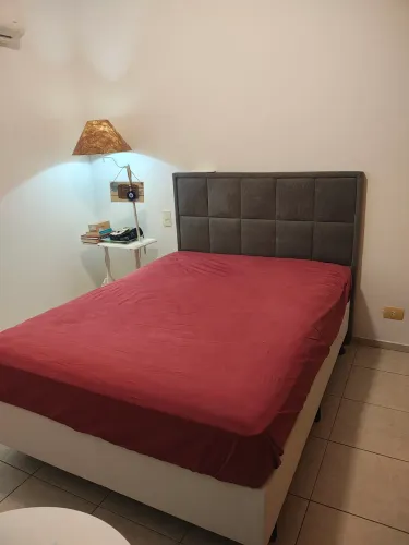 Cama casal, com cabeçeira e colchão
