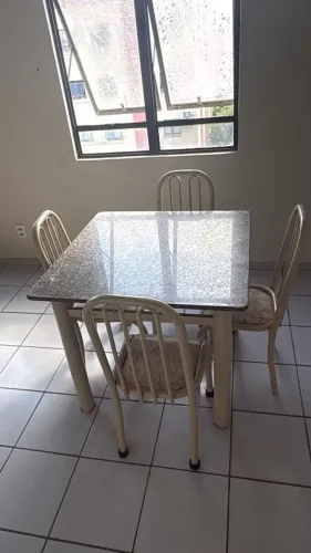 Mesa de mármore 4 cadeiras
