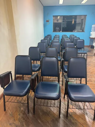 Cadeiras tipo escolares com mesa acoplada
