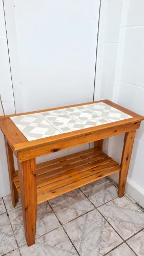Aparador Rústico de Madeira com Tampo em Azulejo