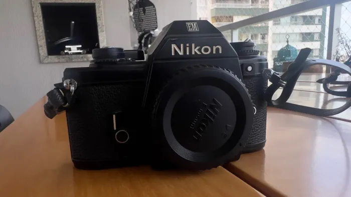 Câmera Nikon EM analógica 35mm - somente corpo