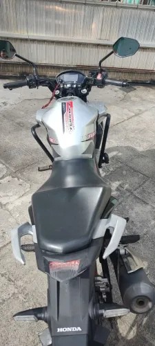 Honda CB Twister 250 está bem conservada em ponto de transferir