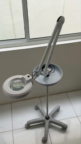 Lupa luminária com led e rodinhas nos pés 