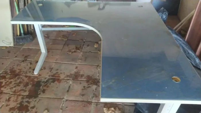 Mesa em L com vidro em cima