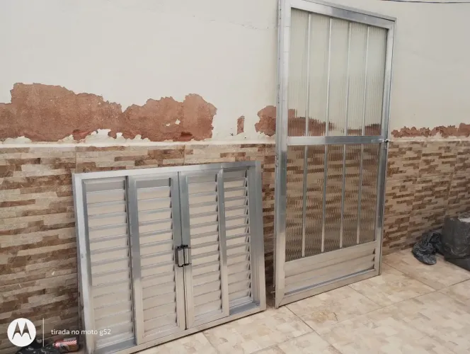Porta de 1.5 e janela de alumínio com vidro e fechadura com chave