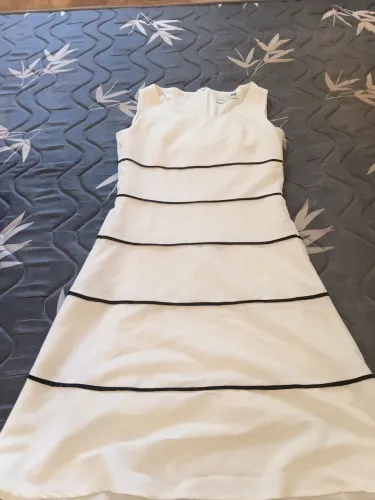 Vestido Folic Original - Off-White Clássico com Detalhes Pretos (Estilo Alfaiataria)