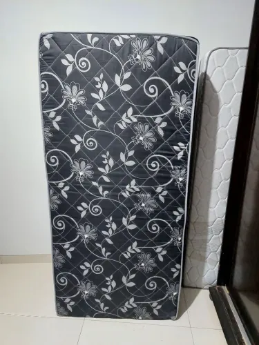 Cama solteiro D33 - seminova, não usada.