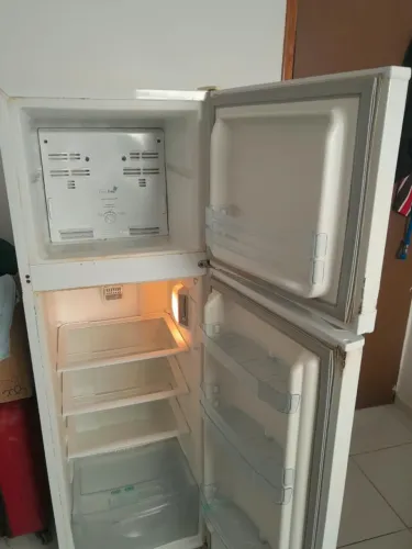 Ótima, oportunidade!!! Geladeira Consul Duplex Frost Free com prateleiras de vidros