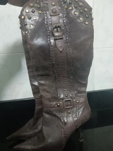 Bota Nina Morena - Couro Legítimo com Tachas