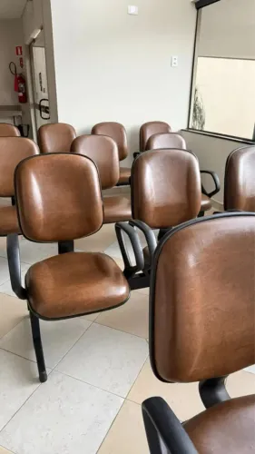 LOTE 13 Cadeiras de Espera Clínicas Recepção