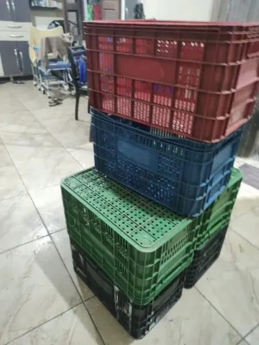 Vende se caixa de transporte mercadorias