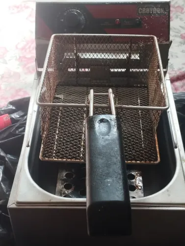 Vendo fritadeira elétrica 220 e da marca groydon revisada em bom estado pega 5 litros de o