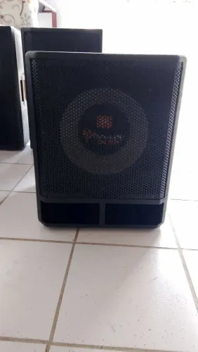 Sub grave da JBL ativo de 15 de 3000 RMS de potência ainda puxa um passivo