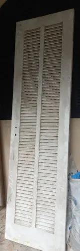 Vendo porta de madeira massiça veneziana banheiro.